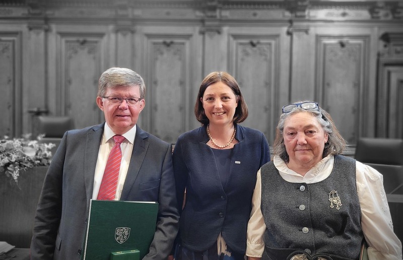 Herbert Beiglböck, Caritas Direktorin Nora Tödtling-Musenbichler und Eva Maria Lenger, langjährige Leiterin des Team ON (Ohne Nest) der Caritas