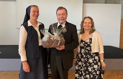Sag zum Abschied leise Servus: Für Generalvikar Erich Linhardt gab es bei seiner letzten Sitzung des Diözesanrates ein Geschenkkörbchen samt lautem Applaus (links Schwester Roswitha Bauer, rechts Gerlinde Paar, beide im Vorstand des Diözesanrates)